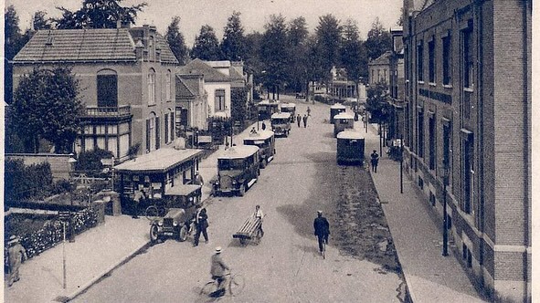 Historische bus-kiosk omgetoverd tot minimuseum